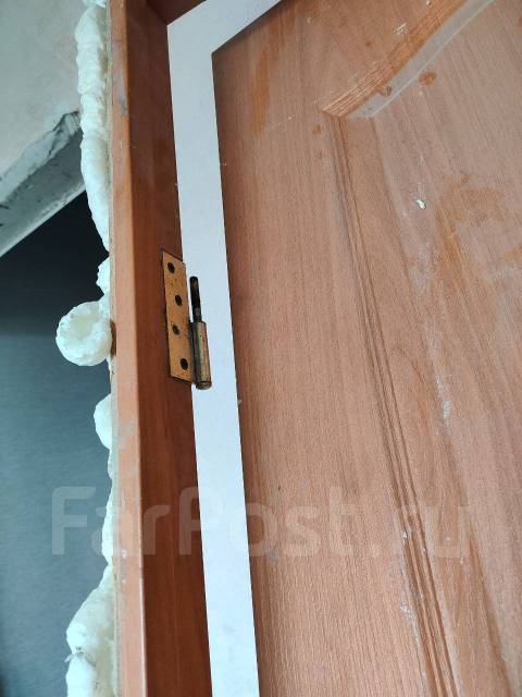 Отдам дверь с коробкой и линолеум во Владивостоке