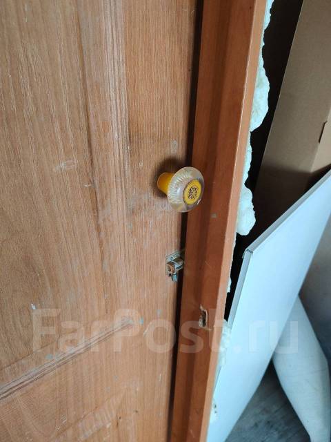 Отдам дверь с коробкой и линолеум во Владивостоке
