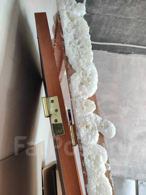 Отдам дверь с коробкой и линолеум во Владивостоке