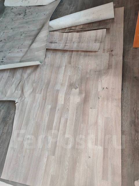 Отдам дверь с коробкой и линолеум во Владивостоке