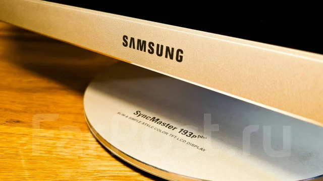 Samsung. 19", ���������� �� (LCD, LED, QLED) ����