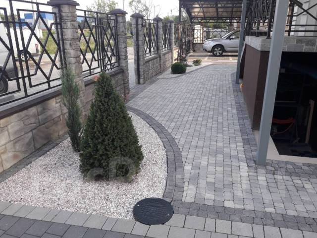 Укладка брусчатки, тротуарной плитки, выставление бордюра во Владивостоке