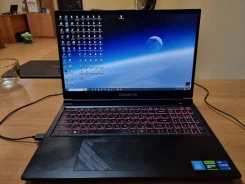 Gigabyte. 15.5", 2,5����, ��� 16 ��, ���� 500���, WiFi: 1, Bluetooth: 1, ����������� �� 5��. ����