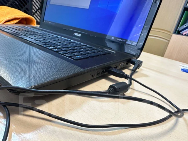 Asus K72. 15.6", 2,2����, ��� 4 ��, ���� 150���, WiFi: 1, Bluetooth: 1, ����������� �� 1��. ����