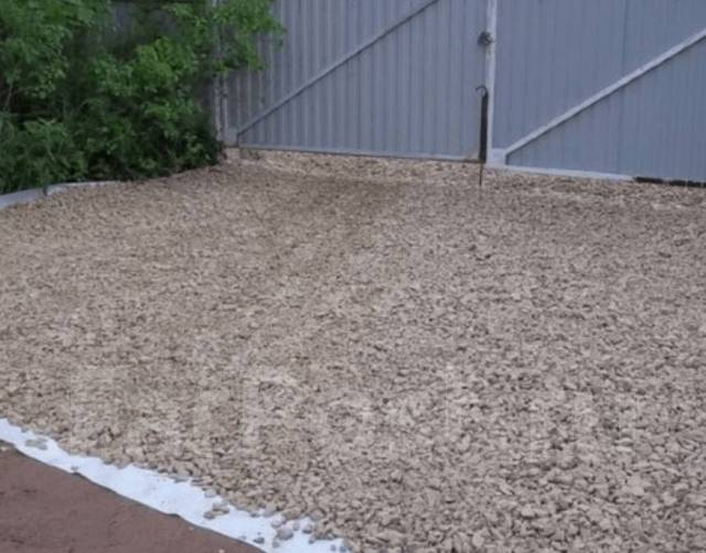 Парковка для машин щебень. Парковочная площадка из щебня. Площадка для машины из щебня. Мощение гранитным отсевом. Площадка под автомобиль на даче из щебня.