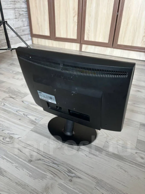 Samsung. 19", ���������� �� (LCD, LED, QLED) ����
