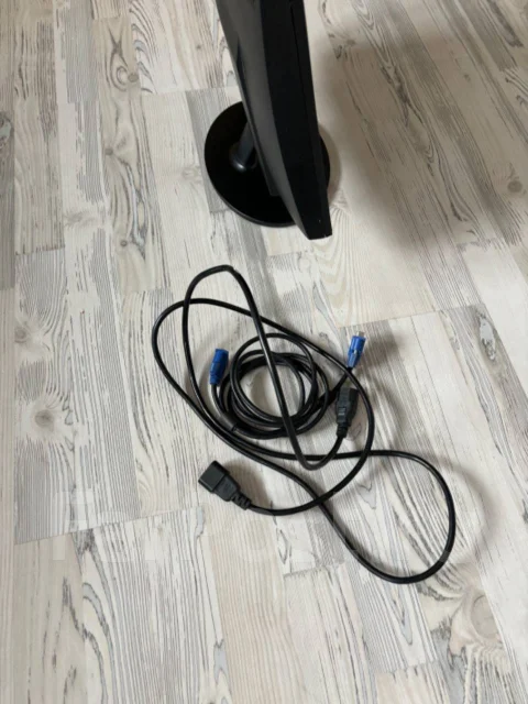Samsung. 19", ���������� �� (LCD, LED, QLED) ����