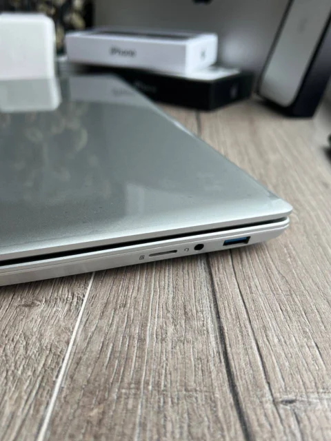 Xiaomi. 16", 3,4����, ��� 16 ��, ���� 256���, WiFi: 1, Bluetooth: 1, ����������� �� 7��. ����