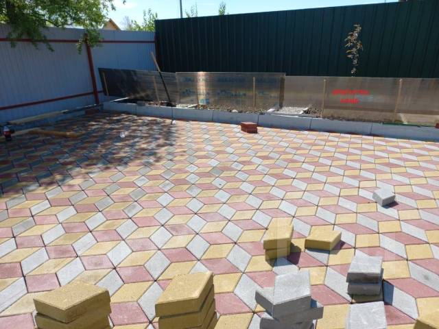 Укладка брусчатки, тротуарной плитки, установка бордюра от ...
