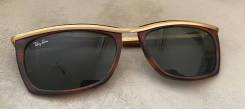  Ray-Ban. 