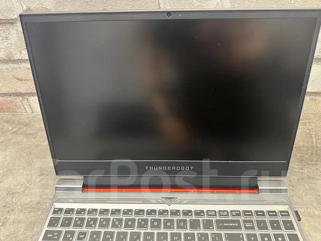 Thunderobot. 15.4", 2,6����, ��� 16 ��, ���� 2 500���, WiFi: 1, Bluetooth: 1, ����������� �� 12��. ����