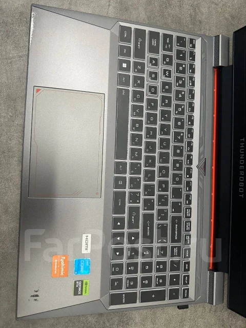 Thunderobot. 15.4", 2,6����, ��� 16 ��, ���� 2 500���, WiFi: 1, Bluetooth: 1, ����������� �� 12��. ����