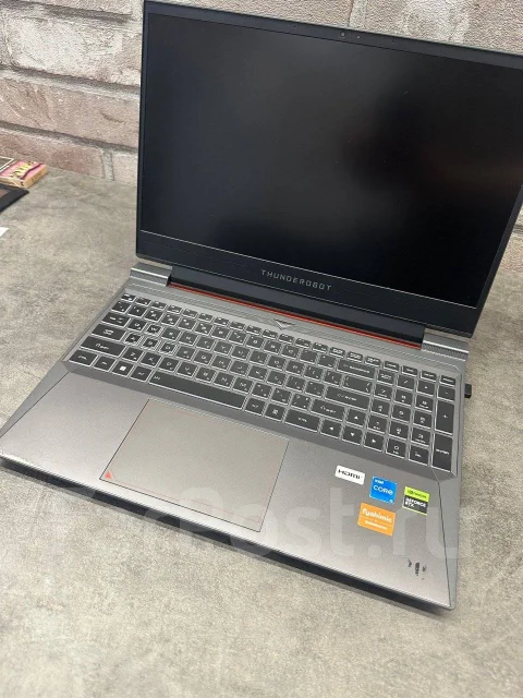 Thunderobot. 15.4", 2,6����, ��� 16 ��, ���� 2 500���, WiFi: 1, Bluetooth: 1, ����������� �� 12��. ����