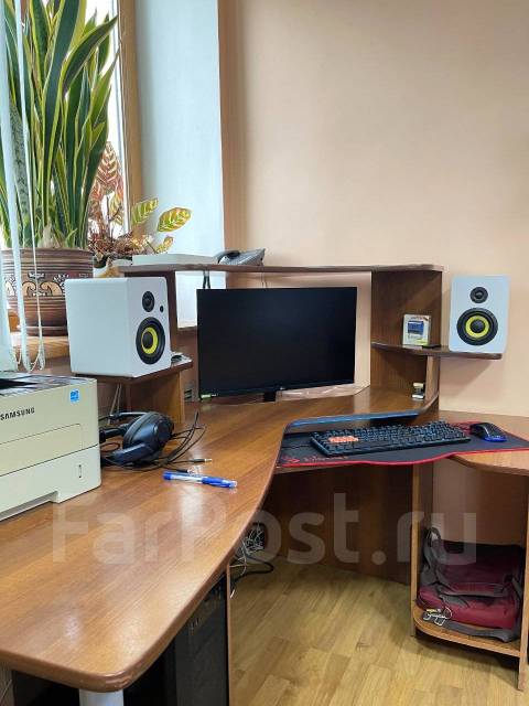 Продается угловой компьютерный стол, другая форма, дсп, тёмное дерево ...