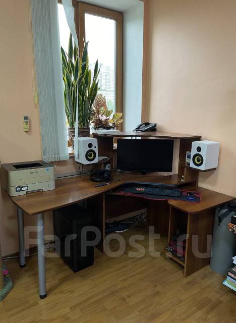 Продается угловой компьютерный стол, другая форма, дсп, тёмное дерево ...