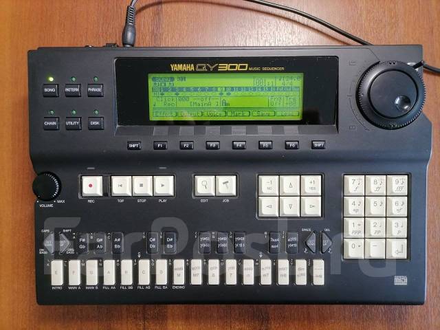 Секвенсор Yamaha QY300, б/у, в наличии. Цена: 25 000₽ во Владивостоке