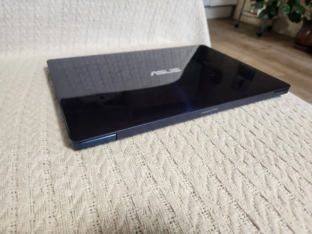 Asus ZenBook. 13.3", ��� 8 ��, ���� 250���, WiFi: 1, Bluetooth: 1, ����������� �� 7��. ����