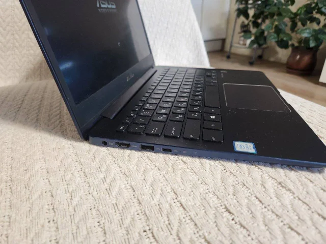 Asus ZenBook. 13.3", ��� 8 ��, ���� 250���, WiFi: 1, Bluetooth: 1, ����������� �� 7��. ����