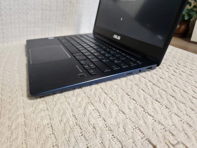 Asus ZenBook. 13.3", ��� 8 ��, ���� 250���, WiFi: 1, Bluetooth: 1, ����������� �� 7��. ����