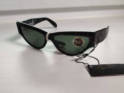  Ray-Ban. 