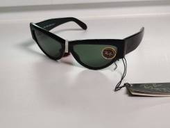  Ray-Ban. 