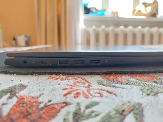 Lenovo IdeaPad S145. 15.6", 2,3����, ��� 4 ��, ���� 128���, WiFi: 1, Bluetooth: 1, ����������� �� 4��. ����