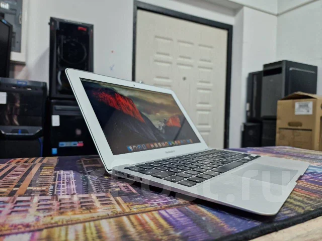 Apple MacBook Air 11 2015 Early. 11.6", ��� 4 ��, ���� 128���, WiFi: 1, ����������� �� 4��. ����