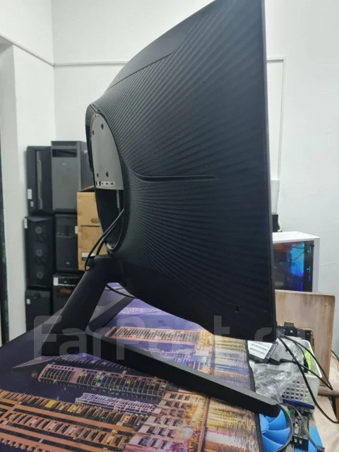 Samsung. 27", ���������� OLED ����