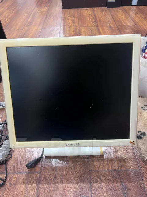Samsung. 17", ���������� �� (LCD, LED, QLED) ����