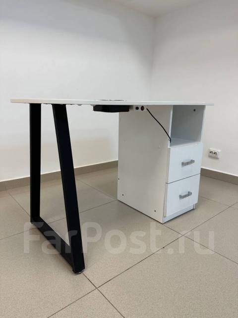 Стол маникюрный с вытяжкой, б/у, в наличии. Цена: 3 500₽ во Владивостоке