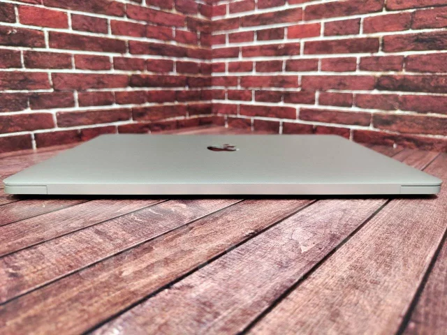 Apple MacBook Pro 13 2017 Mid. 13.3", 2,3����, ��� 8 ��, ���� 512���, WiFi: 1, Bluetooth: 1, ����������� �� 10��. ����