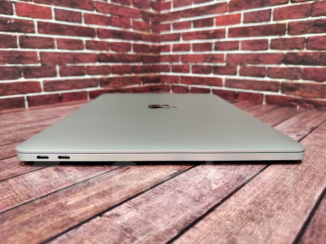 Apple MacBook Pro 13 2017 Mid. 13.3", 2,3����, ��� 8 ��, ���� 512���, WiFi: 1, Bluetooth: 1, ����������� �� 10��. ����