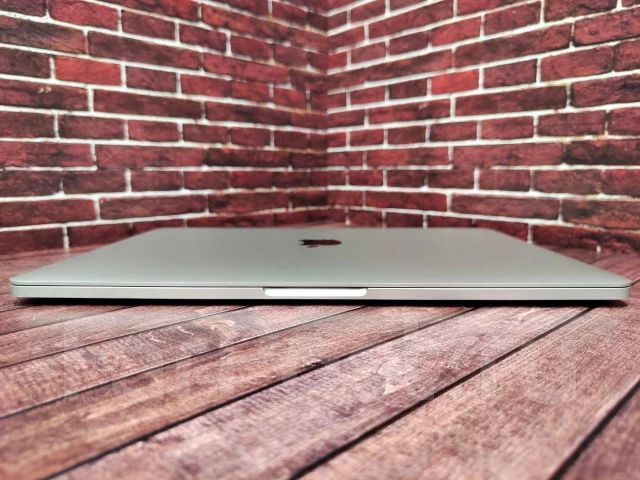 Apple MacBook Pro 13 2017 Mid. 13.3", 2,3����, ��� 8 ��, ���� 512���, WiFi: 1, Bluetooth: 1, ����������� �� 10��. ����