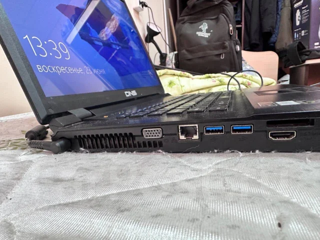 DNS. 17.3", 2,4����, ��� 4 ��, ���� 4���, WiFi: 1, Bluetooth: 1, ����������� �� 1��. ����