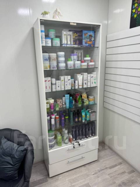 Стеллаж стеклянный, б/у, в наличии. Цена: 10 000₽ во Владивостоке