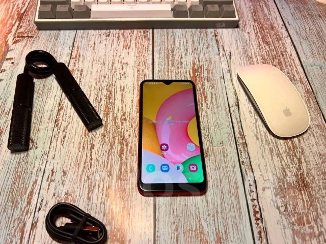 Samsung Galaxy A01. �/�, 16 ��, �������, 3G, 4G LTE, Dual-SIM ����