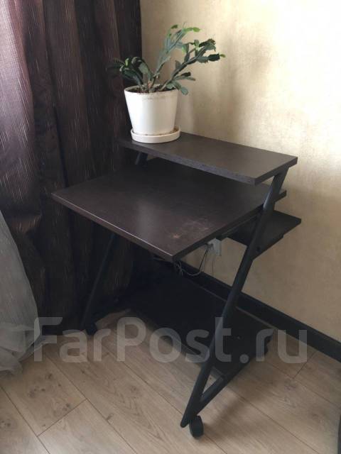 Продается компьютерный стол, прямоугольный, массив дерева, тёмное ...
