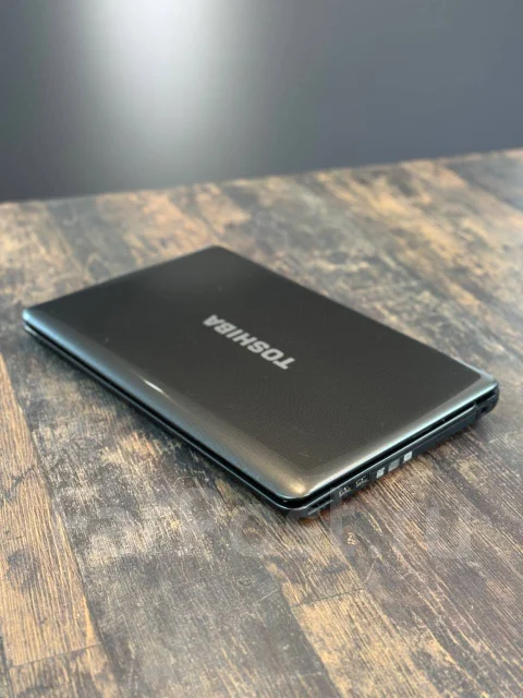Toshiba Satellite L655. 15.6", 2,4����, ��� 4 ��, ���� 320���, WiFi: 1, Bluetooth: 1 ����