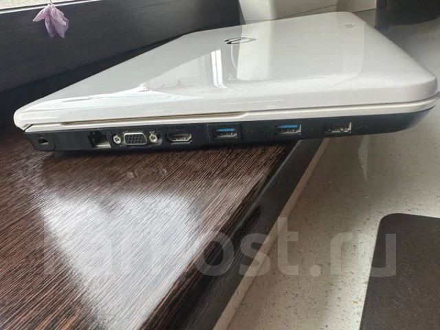 Fujitsu LifeBook. 15.6", 2,5����, ��� 4 ��, ���� 600���, WiFi: 1, Bluetooth: 1, ����������� �� 3��. ����