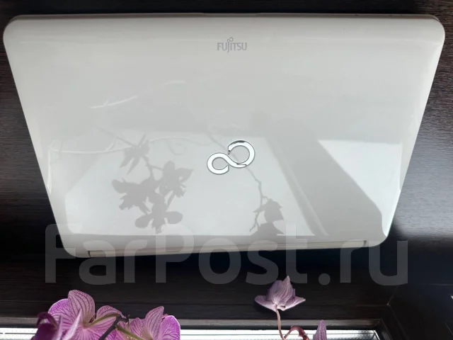 Fujitsu LifeBook. 15.6", 2,5����, ��� 4 ��, ���� 600���, WiFi: 1, Bluetooth: 1, ����������� �� 3��. ����