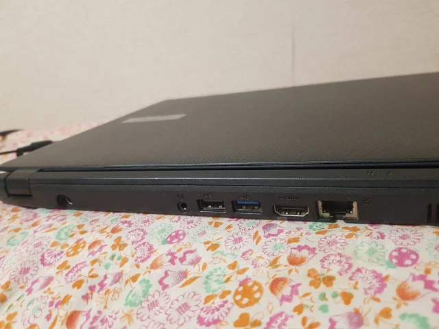 Acer Aspire ES1-512. 15.6", 2,2����, ��� 2048 ��, ���� 500���, WiFi: 1, Bluetooth: 1, ����������� �� 1��. ����