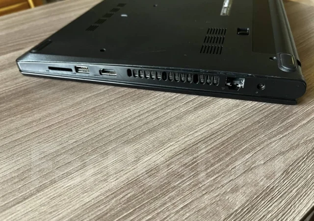 Dell Inspiron. 15.6", 2����, ��� 4 ��, ���� 256���, WiFi: 1, Bluetooth: 1, ����������� �� 6��. ����