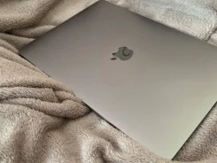 Apple MacBook Pro 13 2017 Mid. 13.3", 3,3����, ��� 256 �� � ������, ���� 8���, WiFi: 1, Bluetooth: 1, ����������� �� 7��. ����