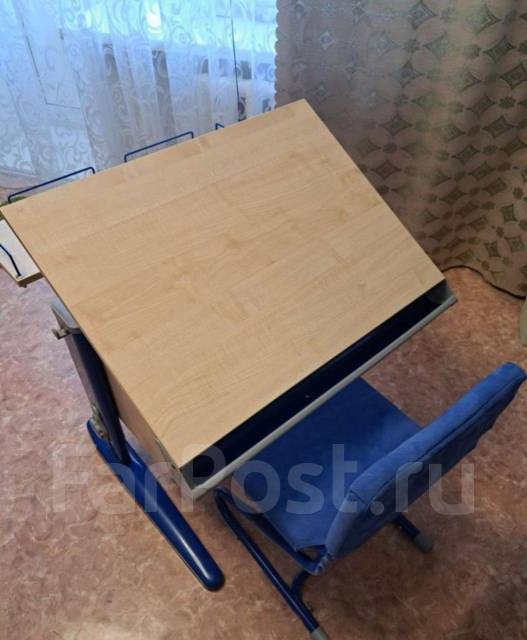 Растущая парта для школьника, бежевый, синий, б/у, в наличии. Цена: 7 ...
