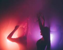 Официант в кафе. Хостес внешний вид. Стендисты на выставку. Стендистки на выставку. Хостес опыт работы.