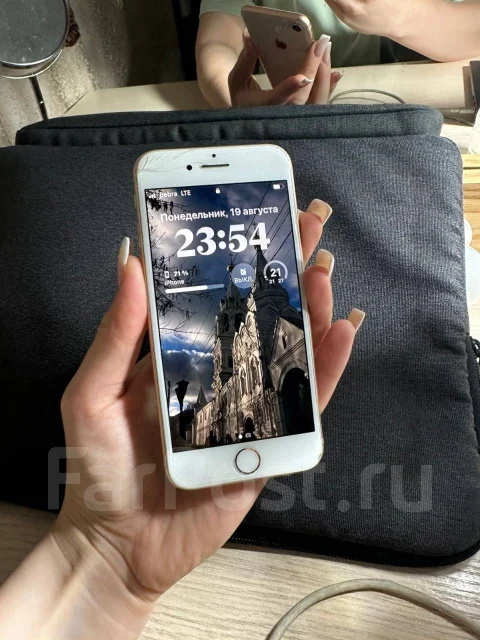 Apple iPhone 8. �/�, 64 ��, �������, 3G, 4G LTE ����