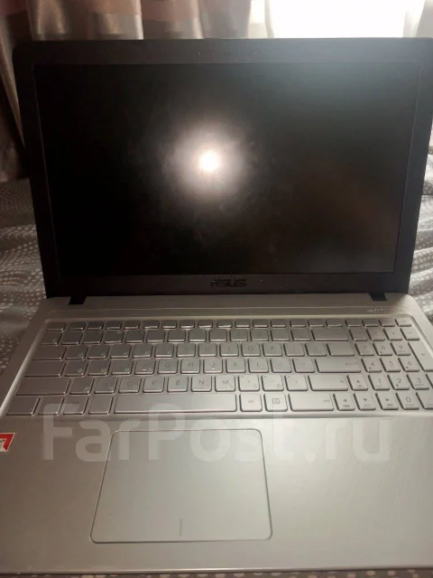 Asus. 15.6", 2,3����, ��� 4 ��, ���� 256���, WiFi: 1, Bluetooth: 1, ����������� �� 5��. ����