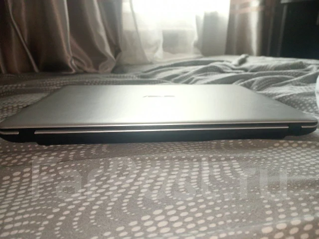 Asus. 15.6", 2,3����, ��� 4 ��, ���� 256���, WiFi: 1, Bluetooth: 1, ����������� �� 5��. ����