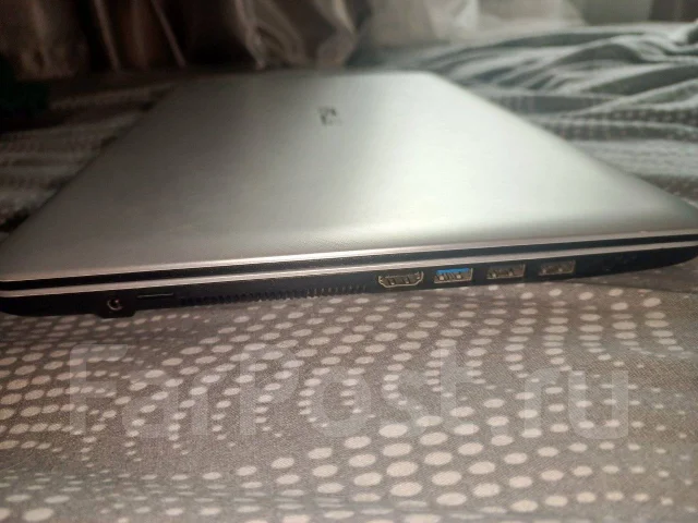Asus. 15.6", 2,3����, ��� 4 ��, ���� 256���, WiFi: 1, Bluetooth: 1, ����������� �� 5��. ����