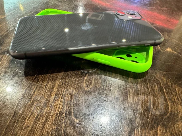 Apple iPhone 11. �/�, 64 ��, ������, 4G LTE, NFC ����